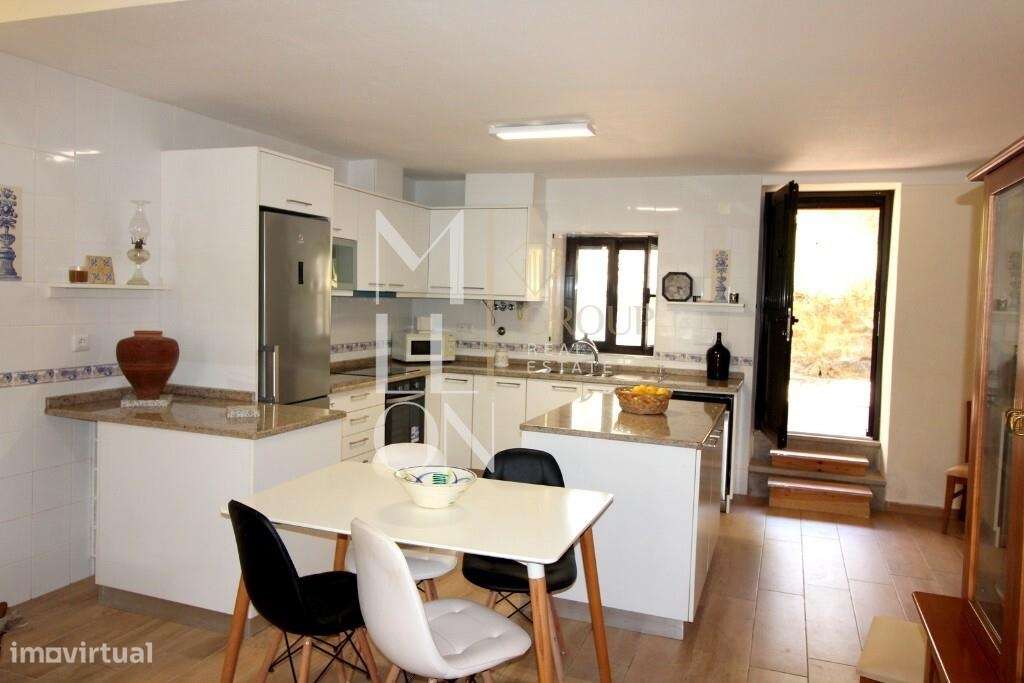 Moradia de charme Reabilitada com Garagem e Logradouro-1