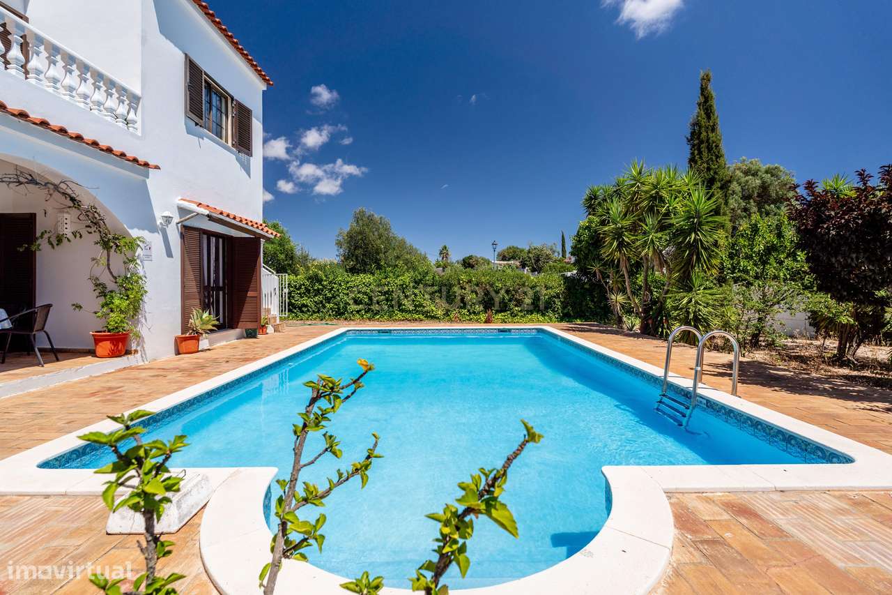 Moradia Bifamiliar T3 + T1 com Piscina  junto aos Campos de Golfe de A-43