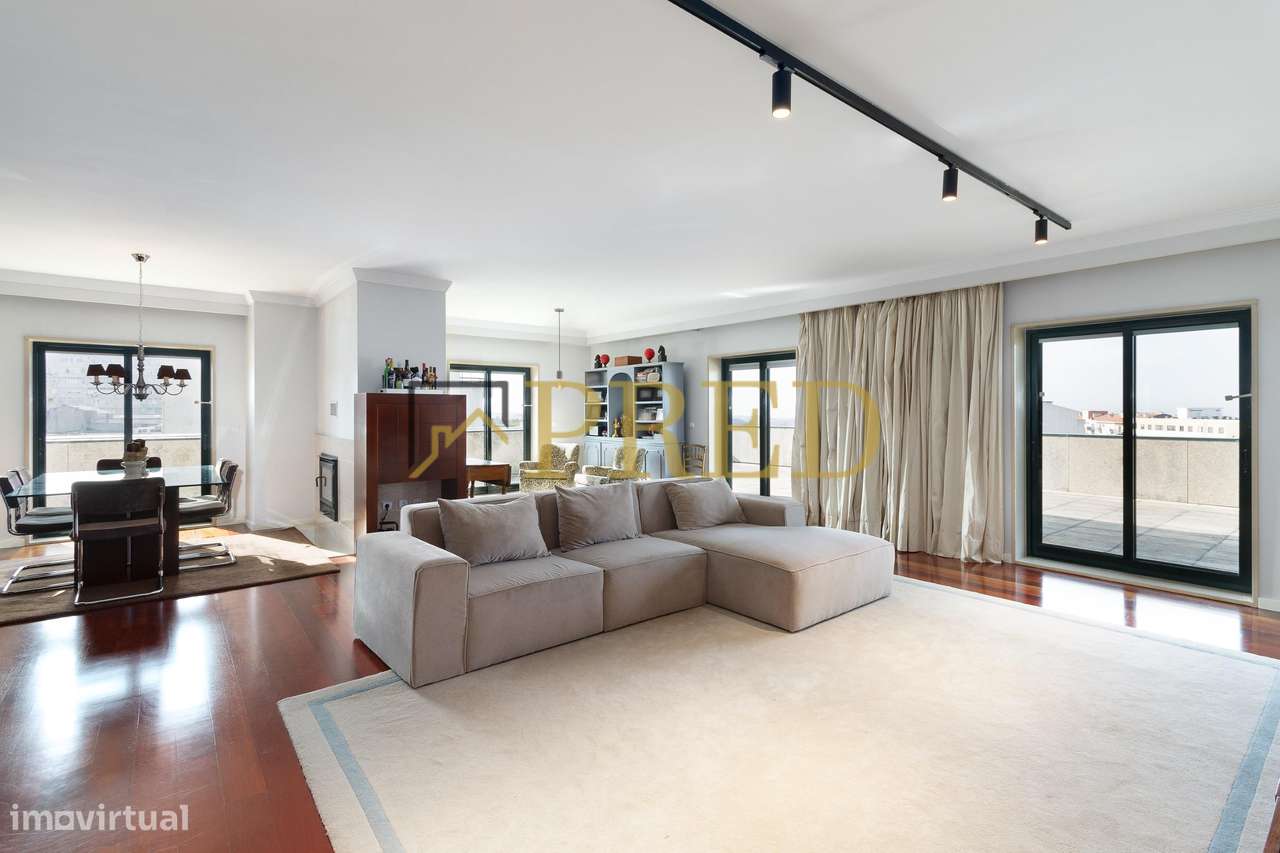 Apartamento T5, inserido no condomínio fechado 'Edifício Plaza' - Grande imagem: 3/43