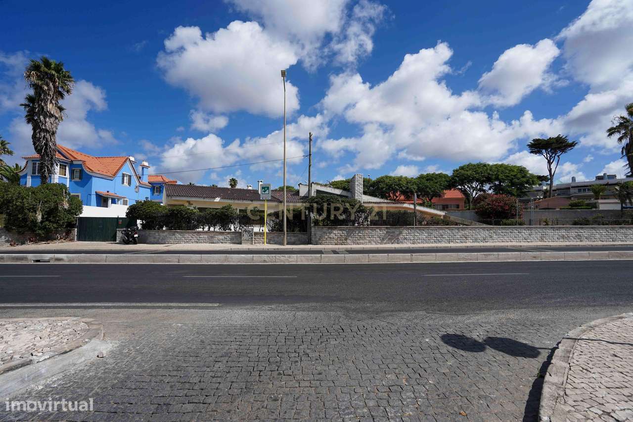 Moradia para remodelação total em Parede com Vista Panorâmica para o M-21