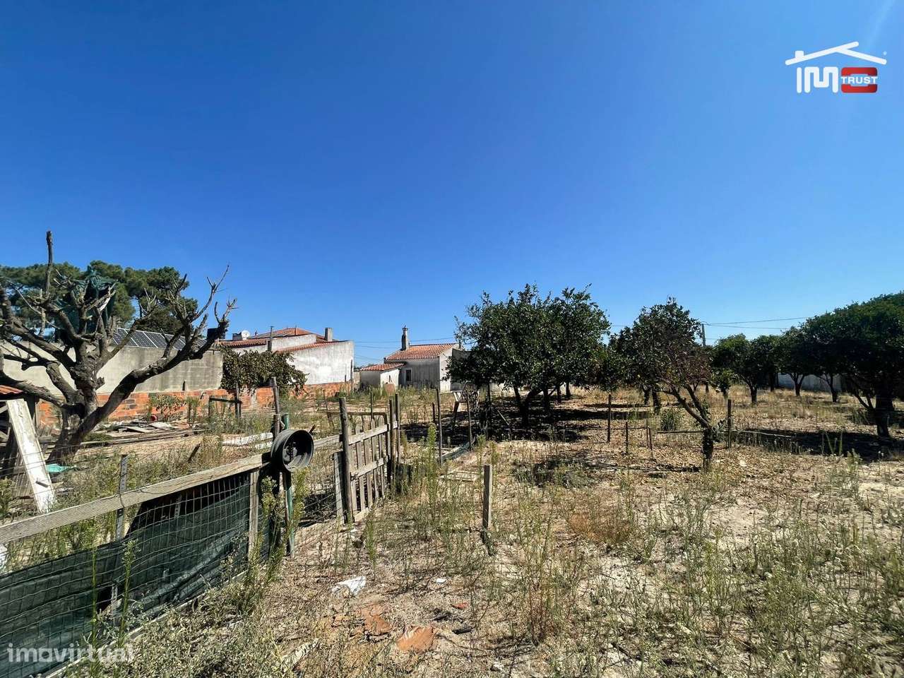 Oportunidade! Terreno Rústico 1.300m² com Casa e Duas Frentes e Fur... - Grande imagem: 4/4