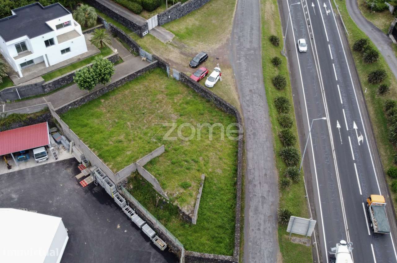 Terreno com viabilidade de construção - Rosto do cão (São Roque) - Grande imagem: 2/17