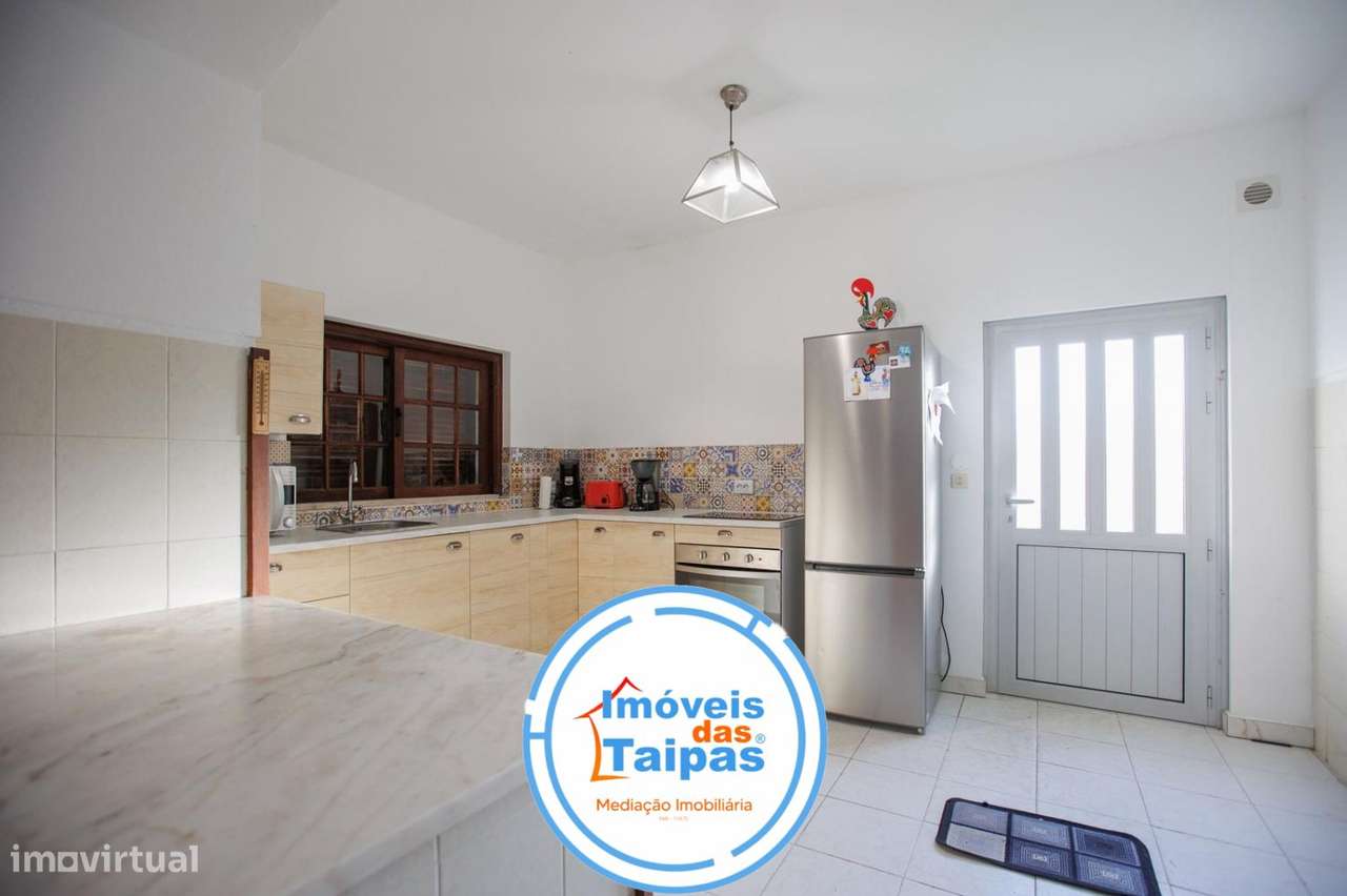 Vende-se Moradia Individual e rés-do-chão - T2-10