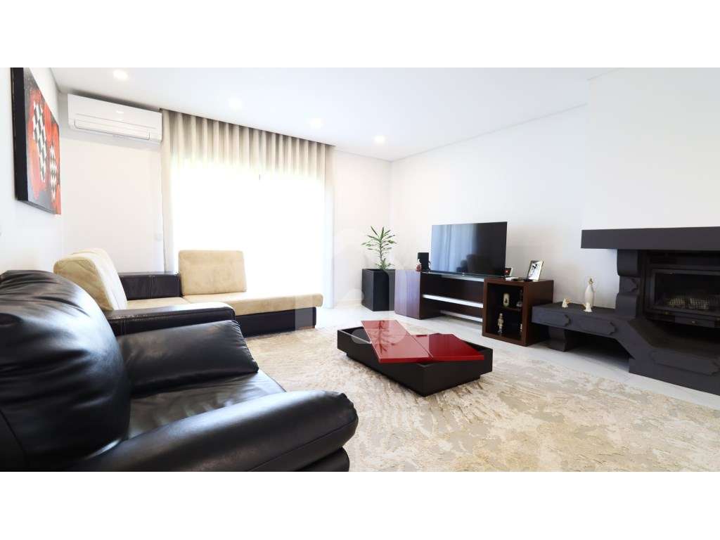 Moradia individual T4+1 com piscina, em Esmeriz-11