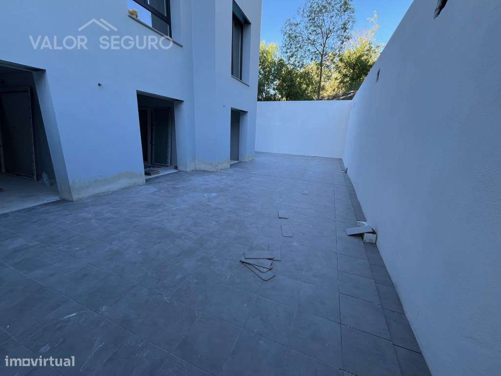 Apartamento T2 novo com garagem 2 viaturas e terraço no Sobralinho-5