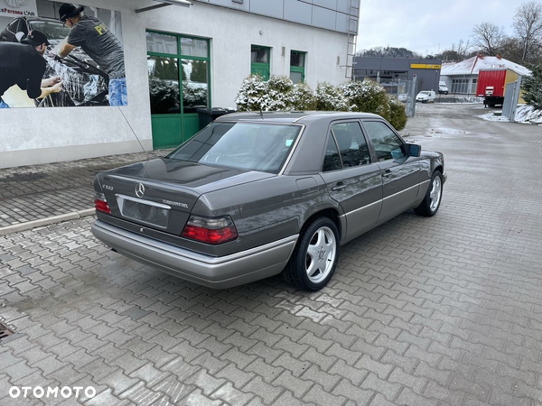 Mercedes-Benz Klasa E 300 D Turbo - 8