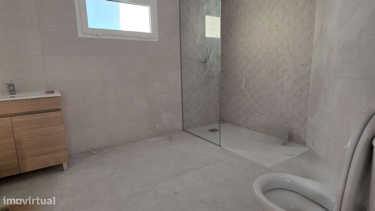 Moradia com dois apartamentos independentes com terreno e armazém.-15