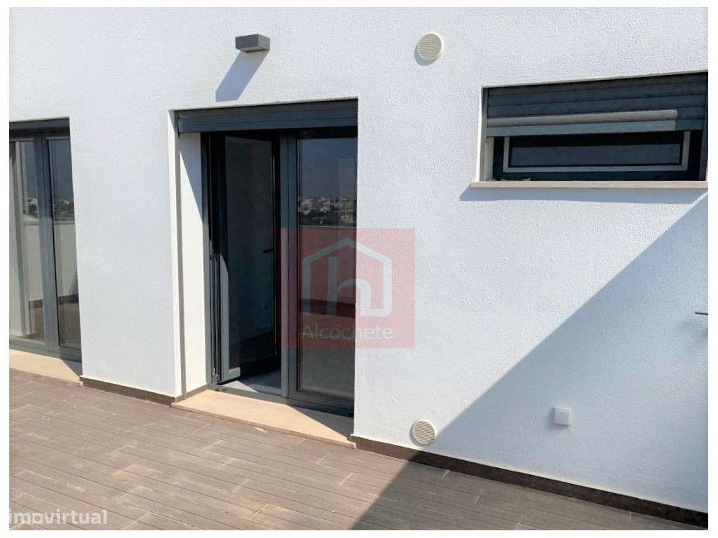 Apartamento T4 Duplex com garagem box no centro de Alcochete-27