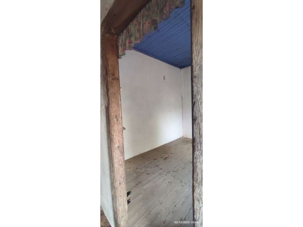 Casa para restauro com 6000m2 de terreno, localização única entre a...-9