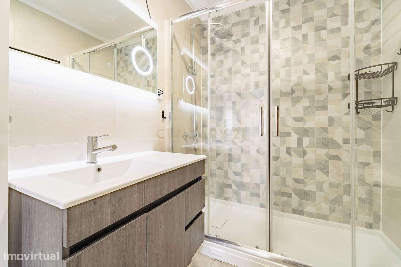 Apartamento T2 Remodelado na Torre da Marinha-19
