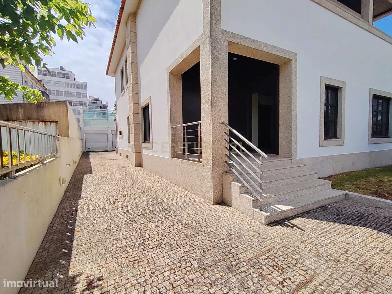 Moradia de 4 Frentes com Piscina — Localização Premium na Póvoa de Var - Grande imagem: 3/60