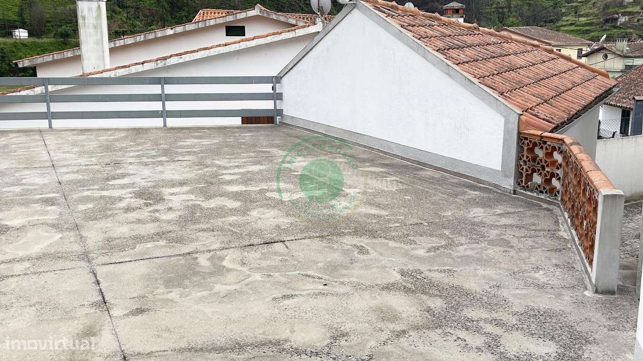 Casa com Terraço e Espaço Versátil-18