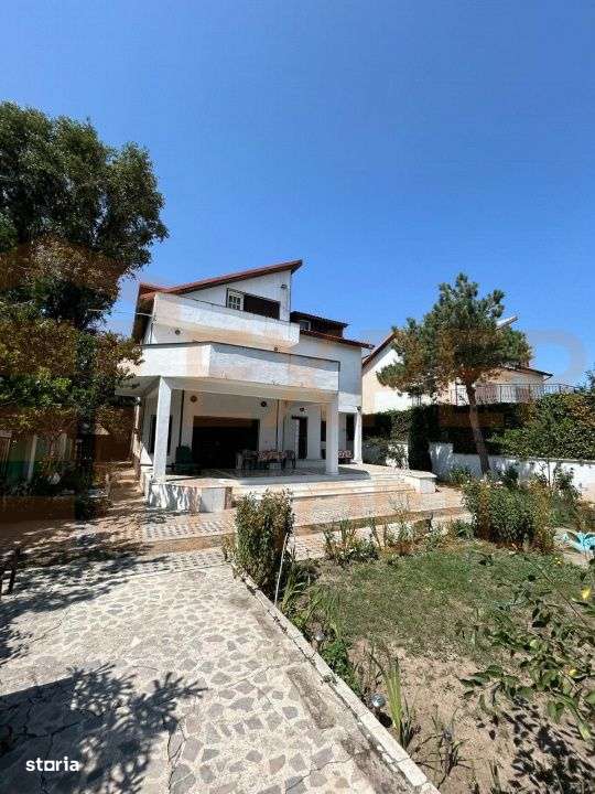 Povestea unei case la doar 200 m de valuri, cu piscina si terasa panor - Imagine principală: 3/19