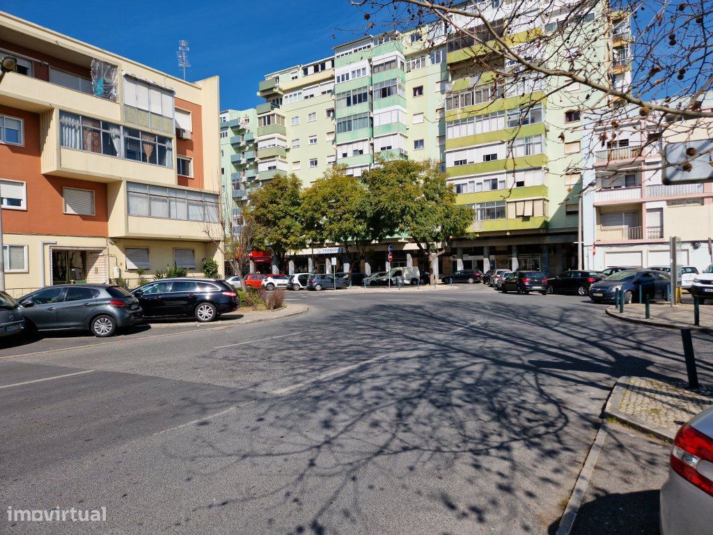 3 QUARTOS COM MARQUISE EM ODIVELAS A 150m DO METRO