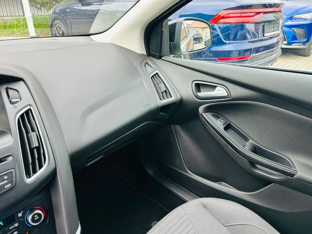 Ford Focus 1.0 EcoBoost Titanium - 23