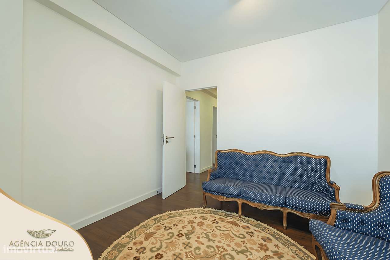 Apartamento T4 com varandas, em Aldoar, Porto-16