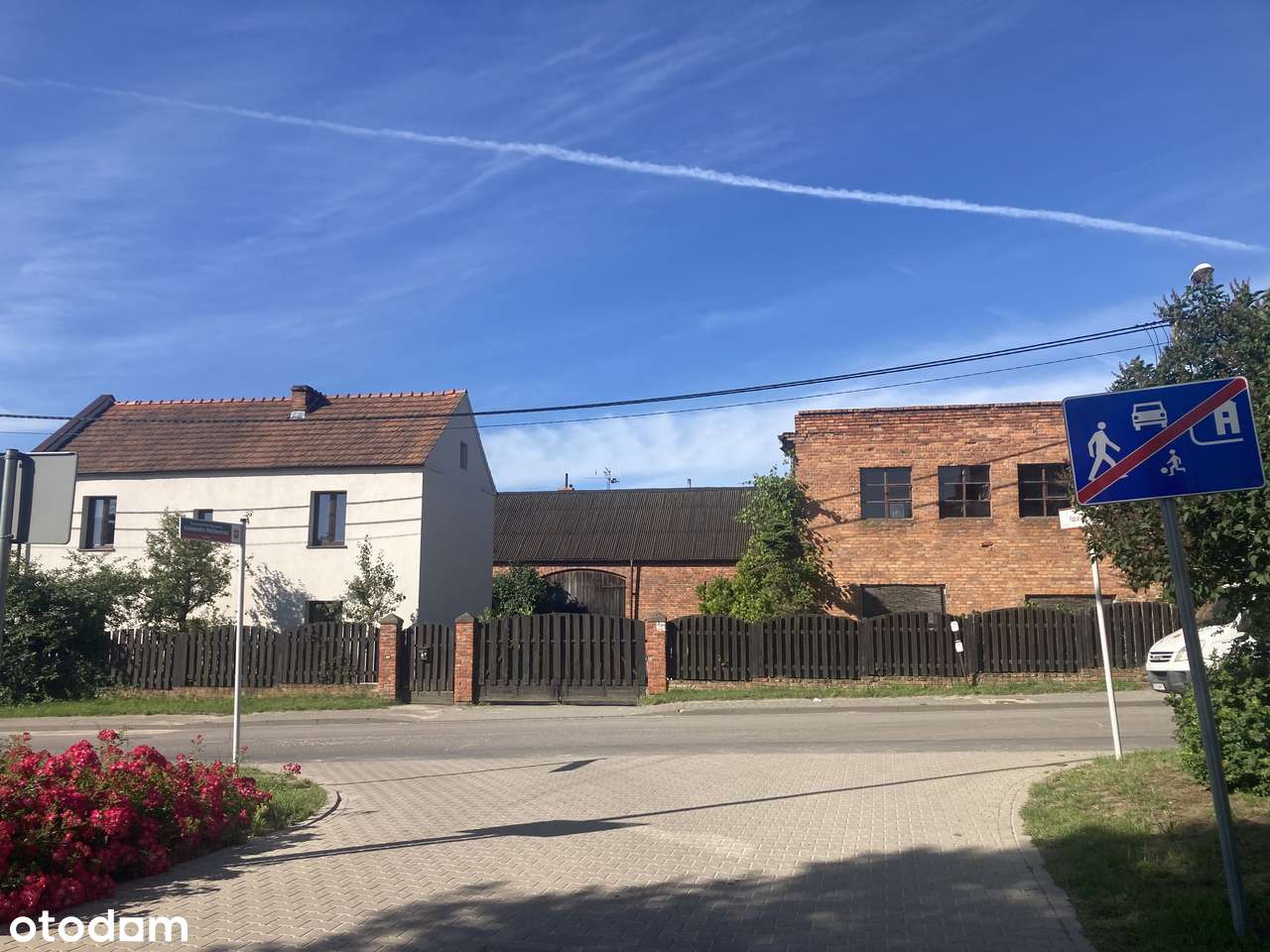 Dom, stodoła i pomieszczenia gospodarcze pod lasem i nad jeziorem.-0