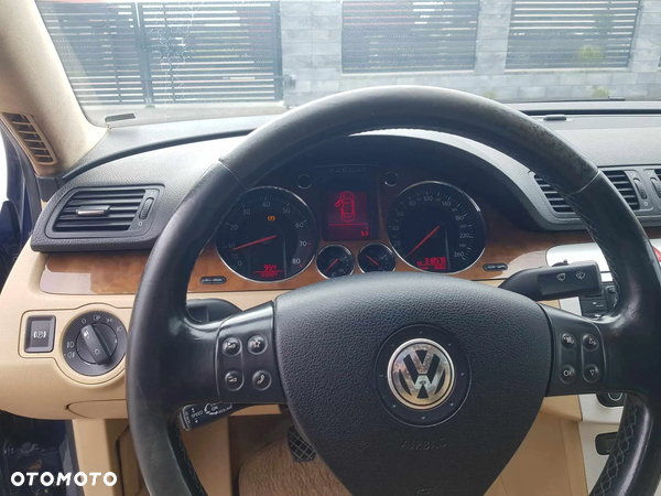 Volkswagen Passat 2.0 FSI Highline - 9