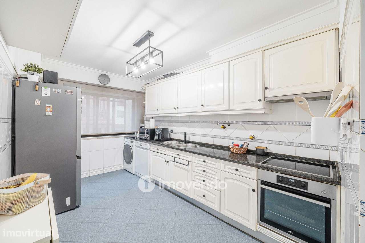 Apartamento T3, com estacionamento e arrecadação, na Ramada-2