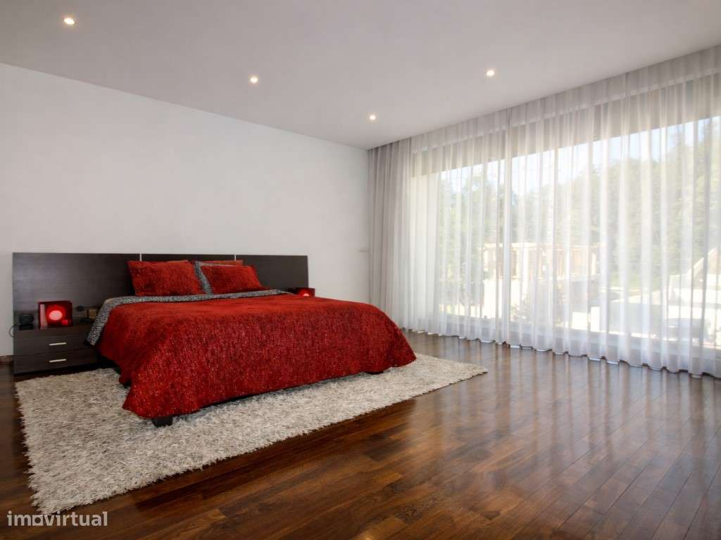 Moradia T4 com 4 frentes e jardim privado com árvores espaço e lumi...-23