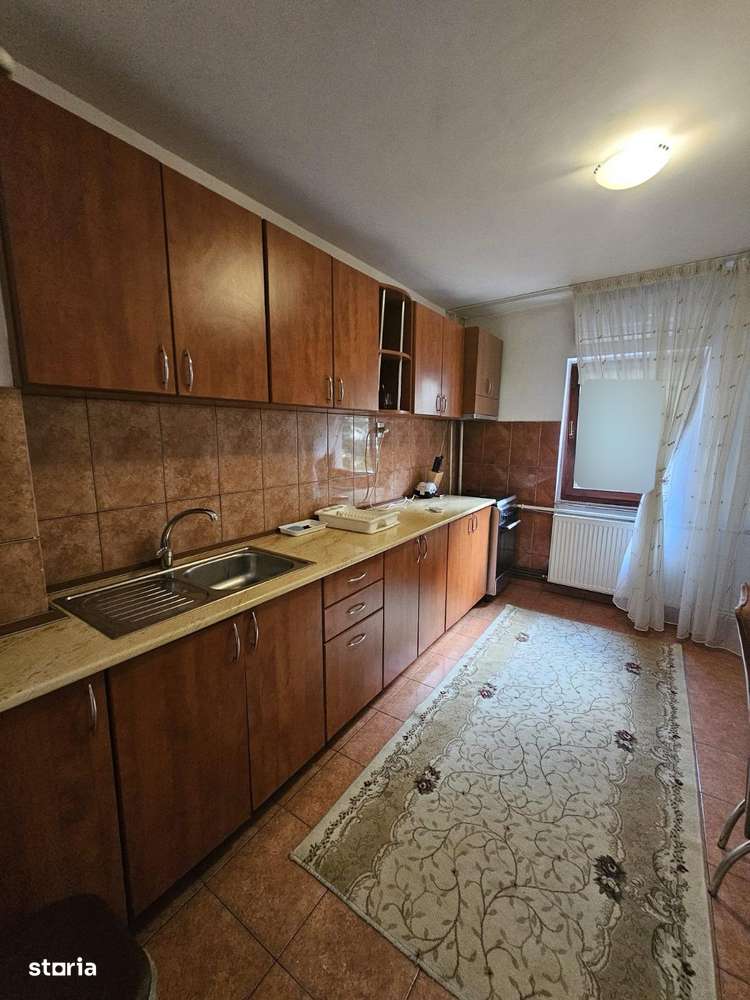 Apartament cu 2 camere, zonă ultracentrală (Primăria Roman), mobilat - Imagine principală: 3/3