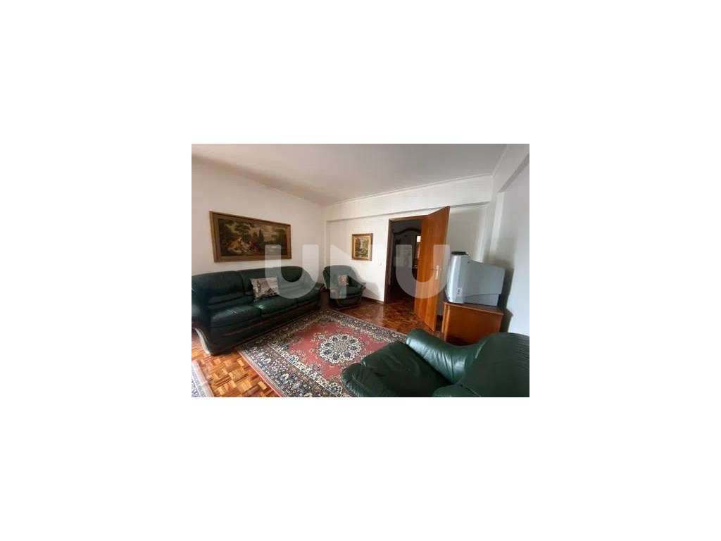 T2 com áreas generosas e excelente exposição solar em Linda-a-Velha - Grande imagem: 4/9