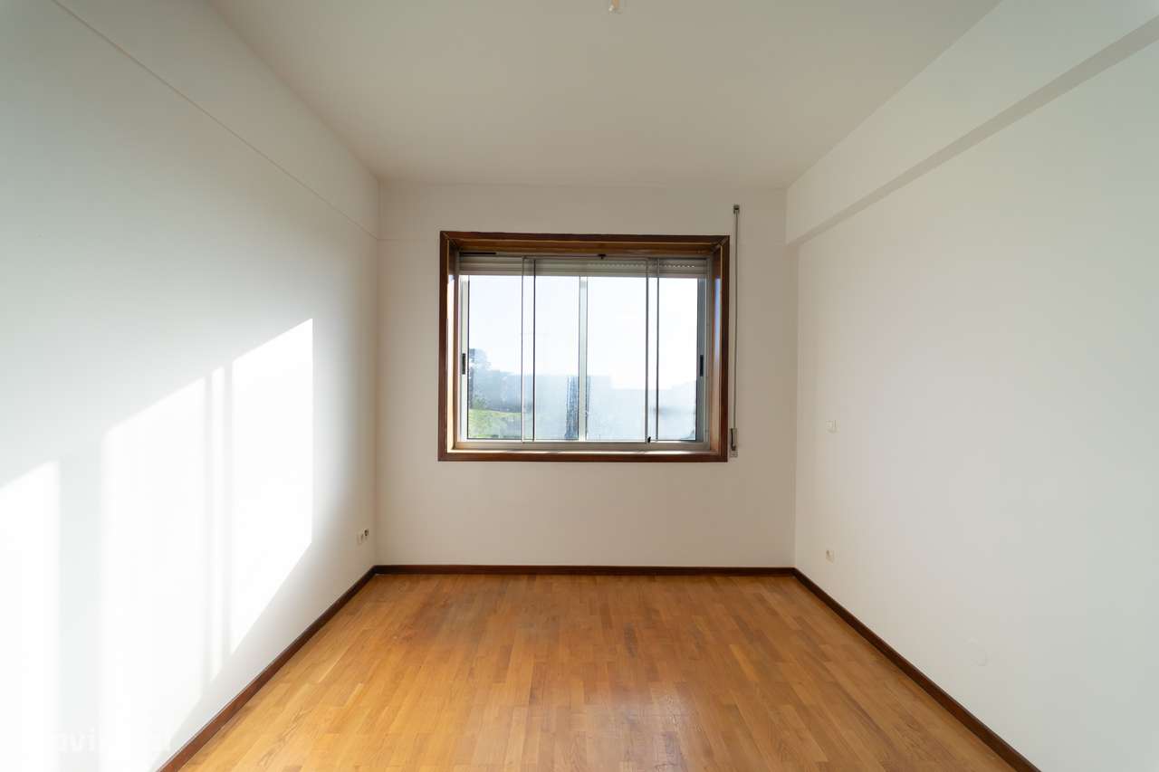 T5 Penthouse na Av Fernão Magalhães - Centro do Porto com Terraço-7