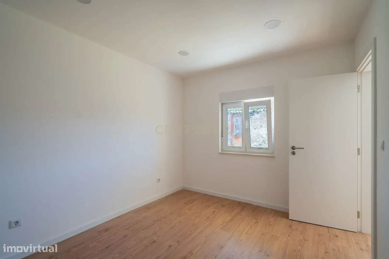 Moradia T3 de dois pisos com terreno totalmente renovada a cinco minut-18