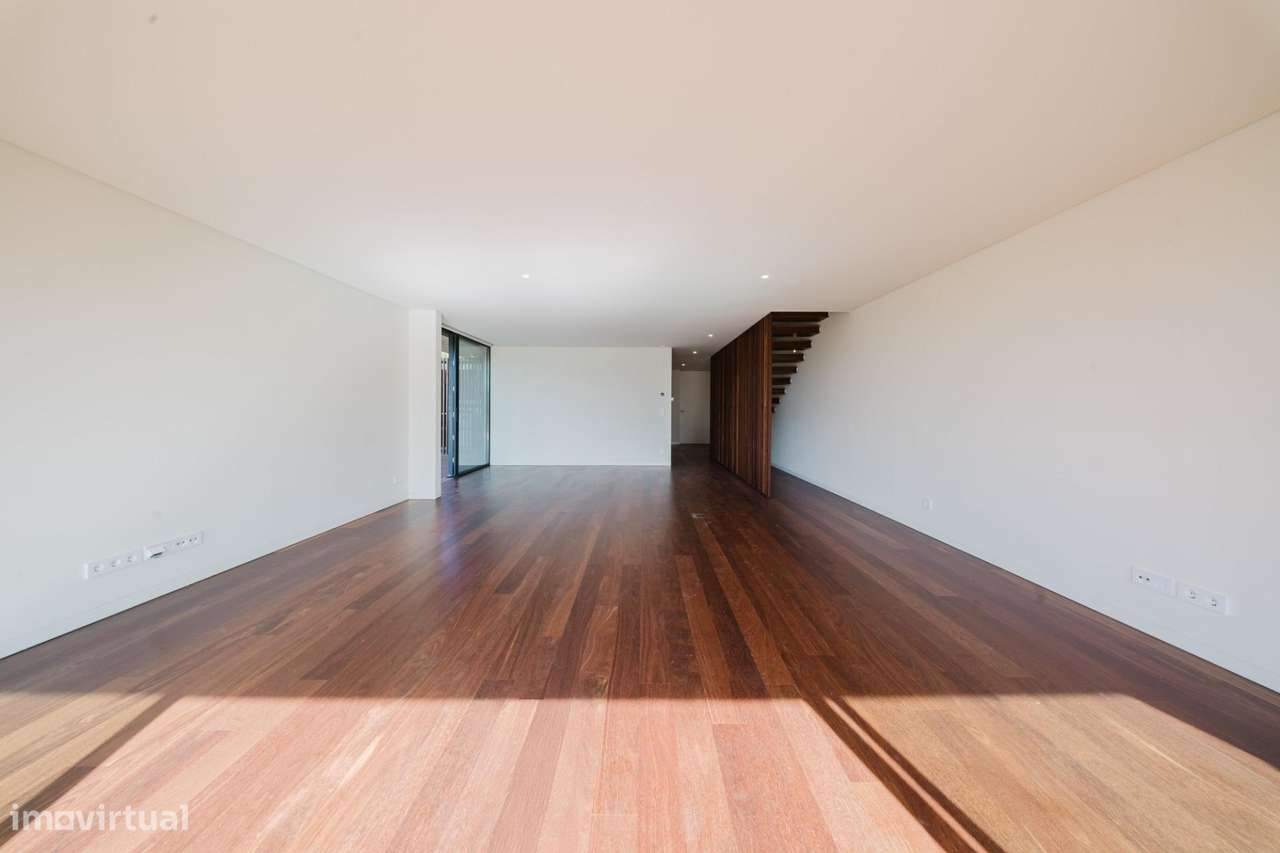 Elegante Moradia T3 no Sandwoods com Piscina Privativa e Jardim - Grande imagem: 4/30