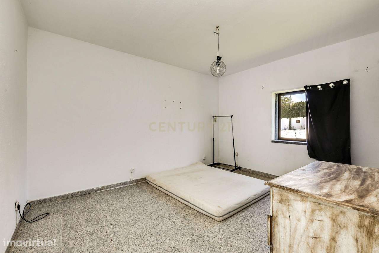 Moradia com Terreno Amplo e Vista Mar na Carvoeira-43