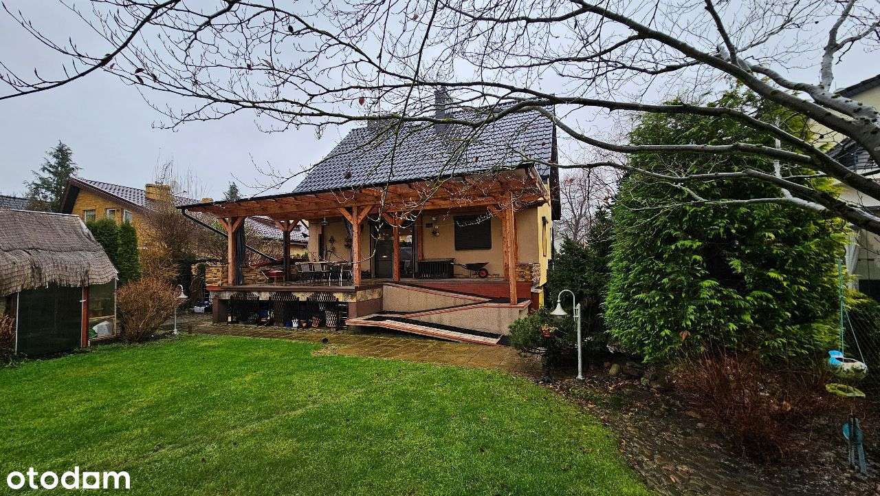 Atrakcyjny dom z pięknie zagospodarowaną działką. Nowa cena !-13