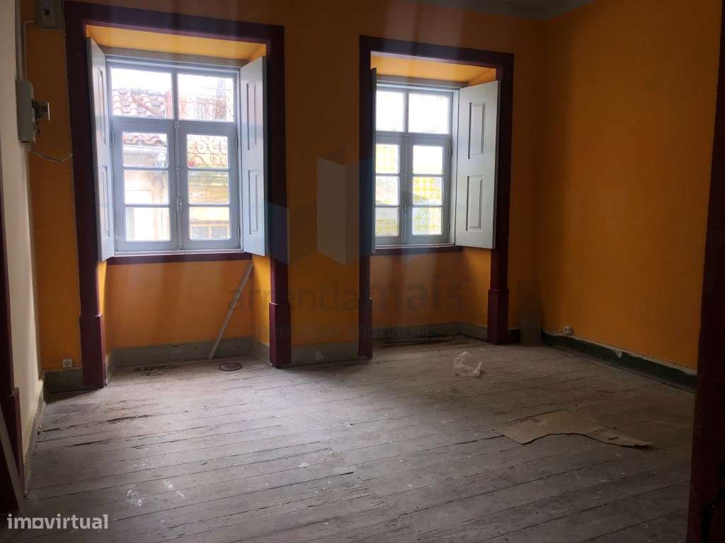 Vende-se Prédio numa das principais ruas da Baixa de Coimbra para r... - Grande imagem: 2/11