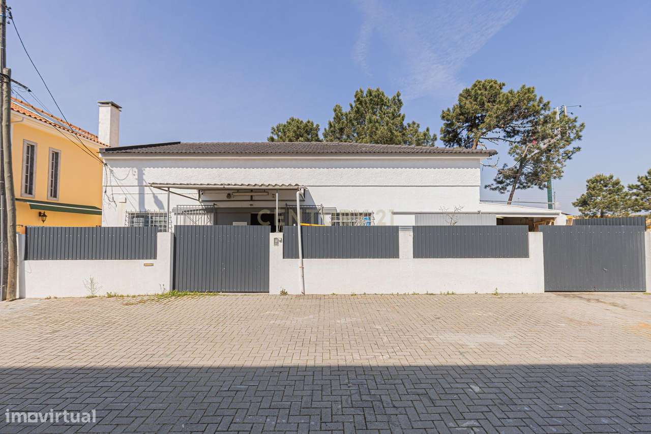 Armazém com elevado potencial e 220m² úteis, a 3 min da A2 - Grande imagem: 2/60