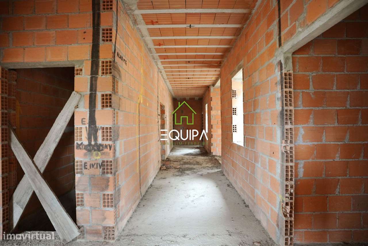 Terreno para construção (com moradia  T-5, construída em grosso), e-45