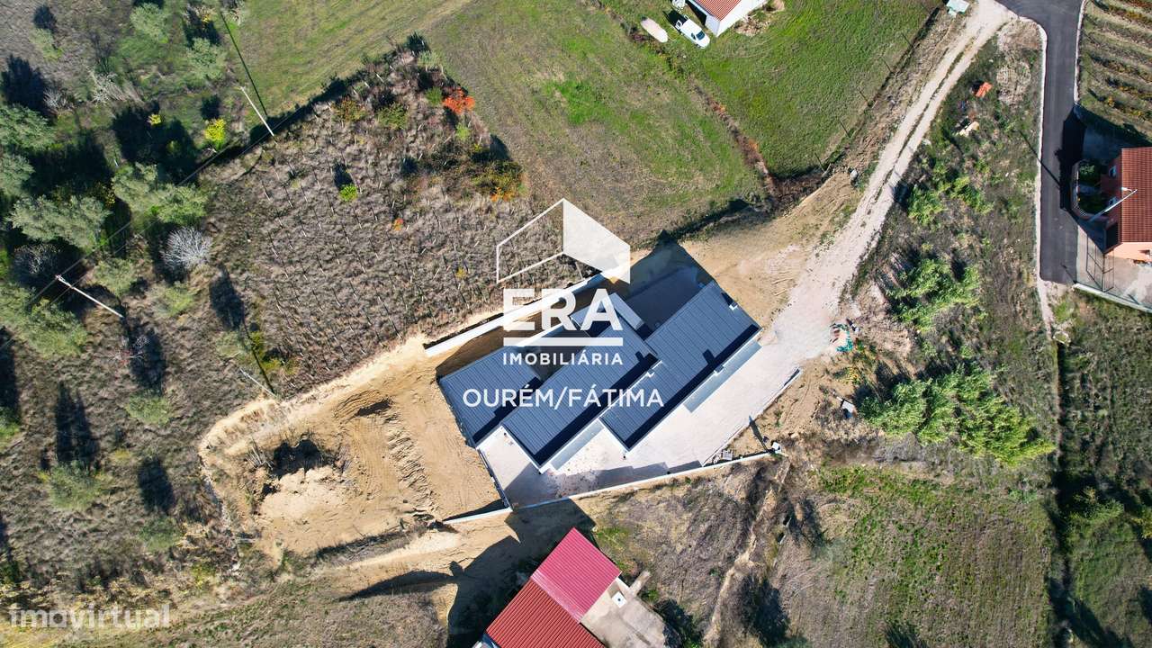 Moradia T4, térrea, em fase final de construção-24