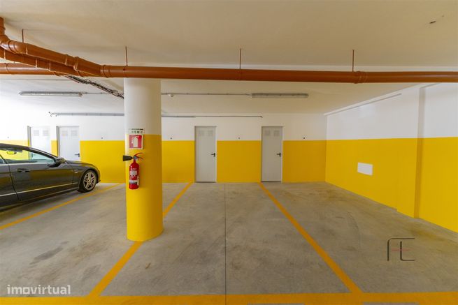 Apartamento T3 como novo, 2 lugares de garagem e 2 arrecadações, Esmor-28