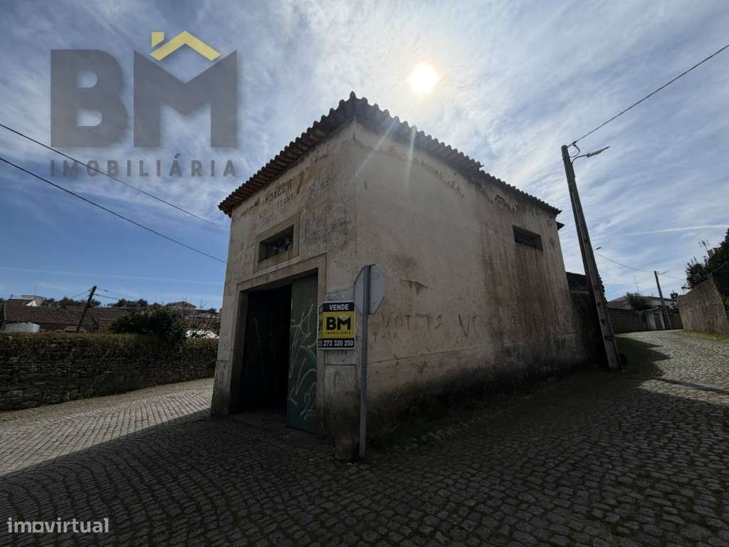 Edifício antigo no centro da aldeia de Proença-a-Velha - Grande imagem: 2/22