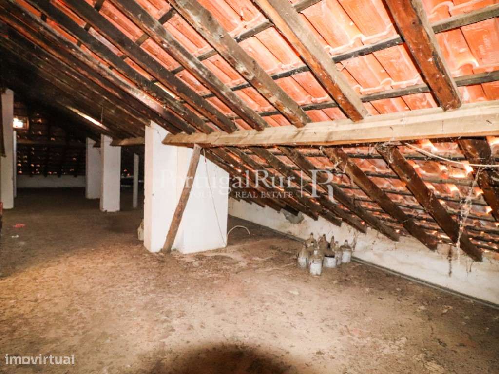 Quinta com casa de habitação T5 e diversas construções-55