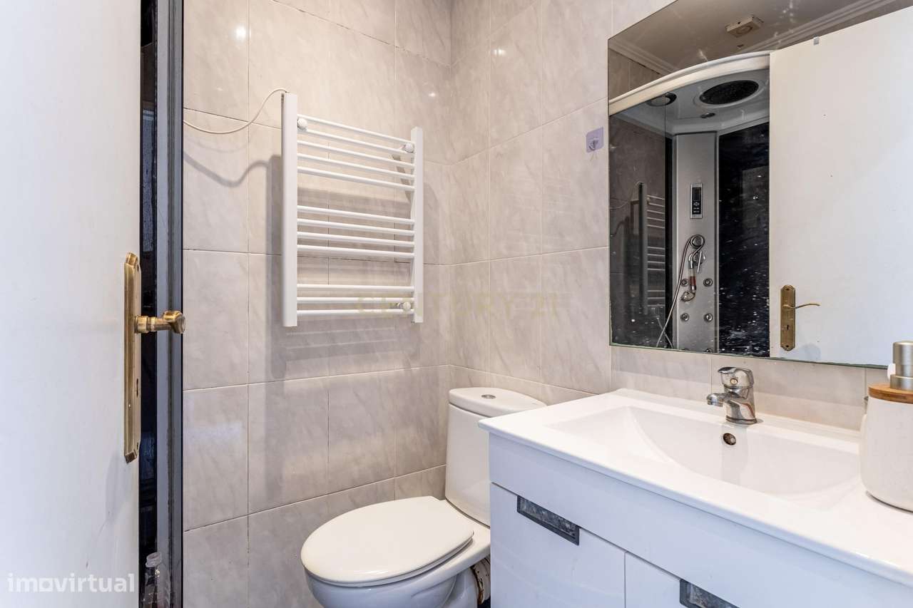 Apartamento T2 com vista desafogada em Santo António dos Cavaleiros-12