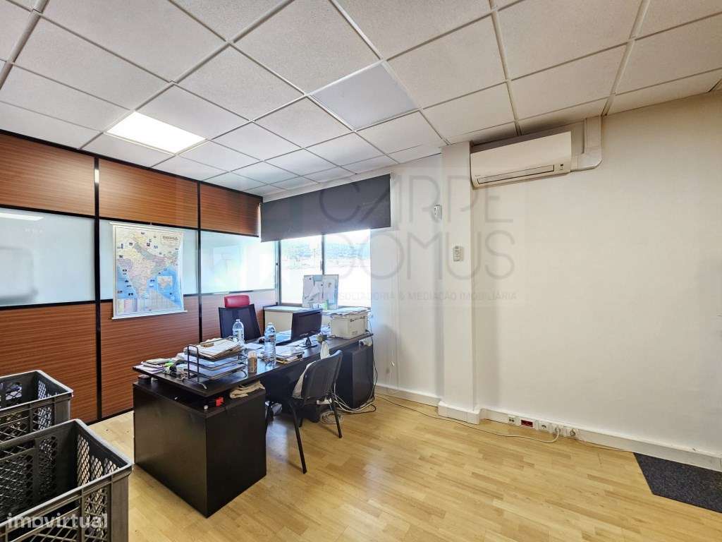 Amplo Armazém com escritórios na Nacional 10, Alverca do Ribatejo-17