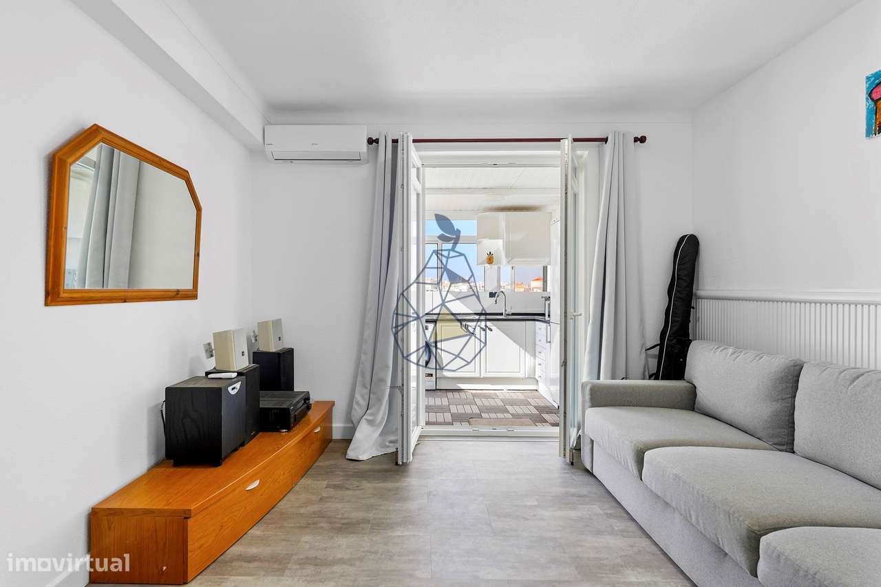 Apartamento Duplex T3 mobilado,  3 casa de banho ,Terraço, Vista Mar A-24