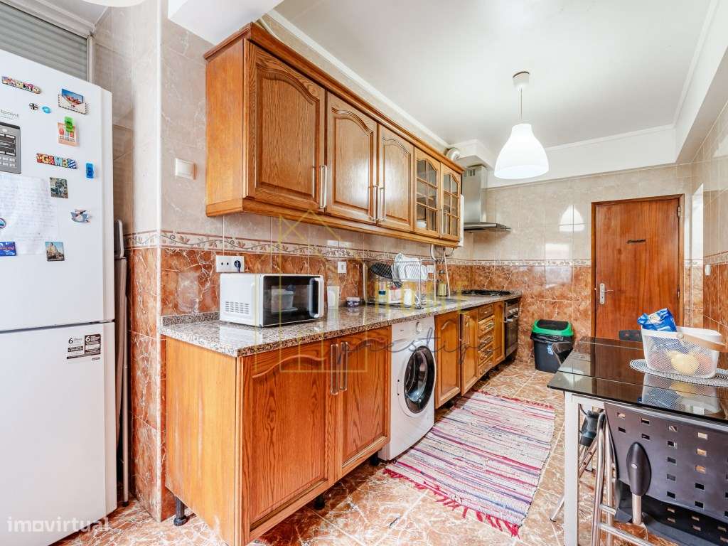 T3 convertido em T4 com Elevador | Junto ao Metro da Reboleira-10