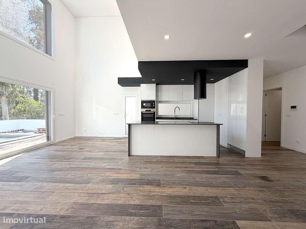 Moradia Moderna T3 à Venda com Piscina, a 10 Minutos da Praia-10