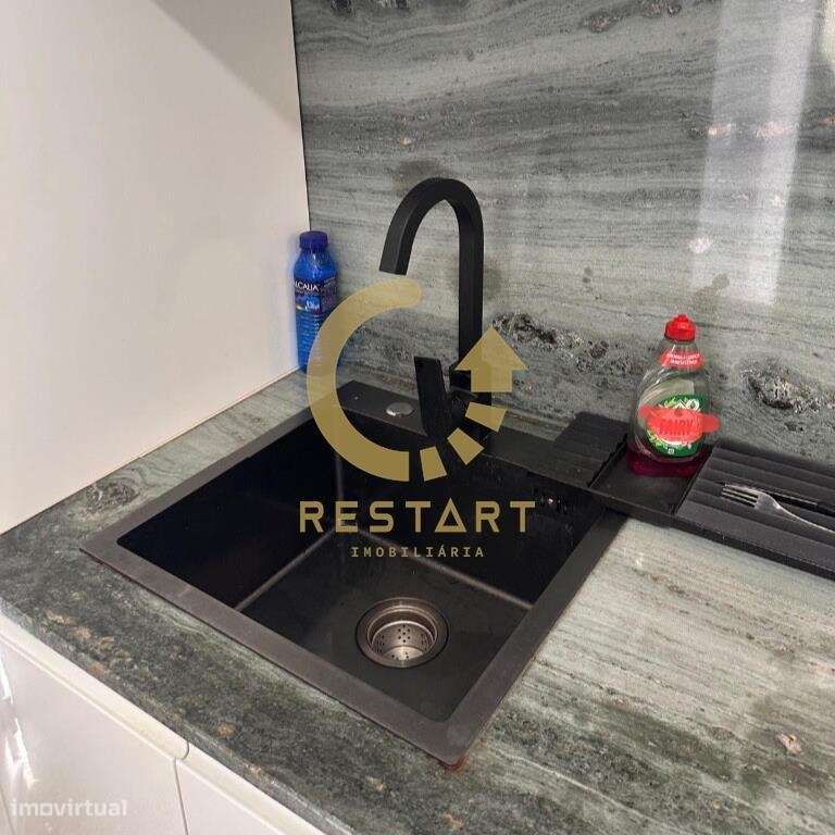 Moradia T0 com mezanino a 300m da estação de metro do Heroismo - Grande imagem: 3/25