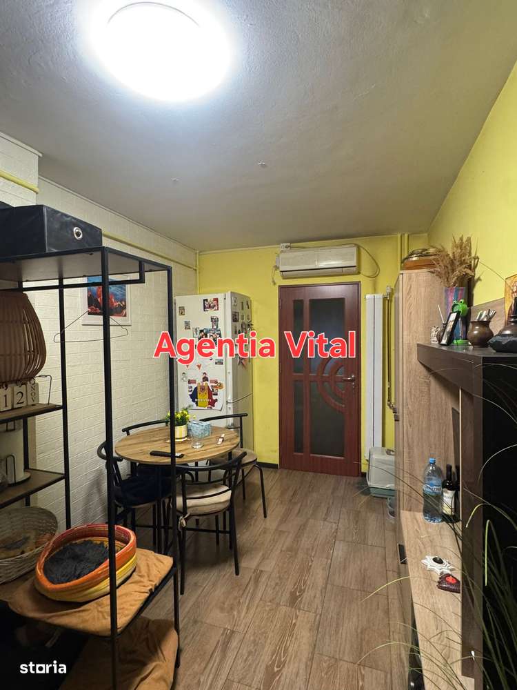 Sarari Decomandat p/4 cu balcon - Imagine principală: 2/6