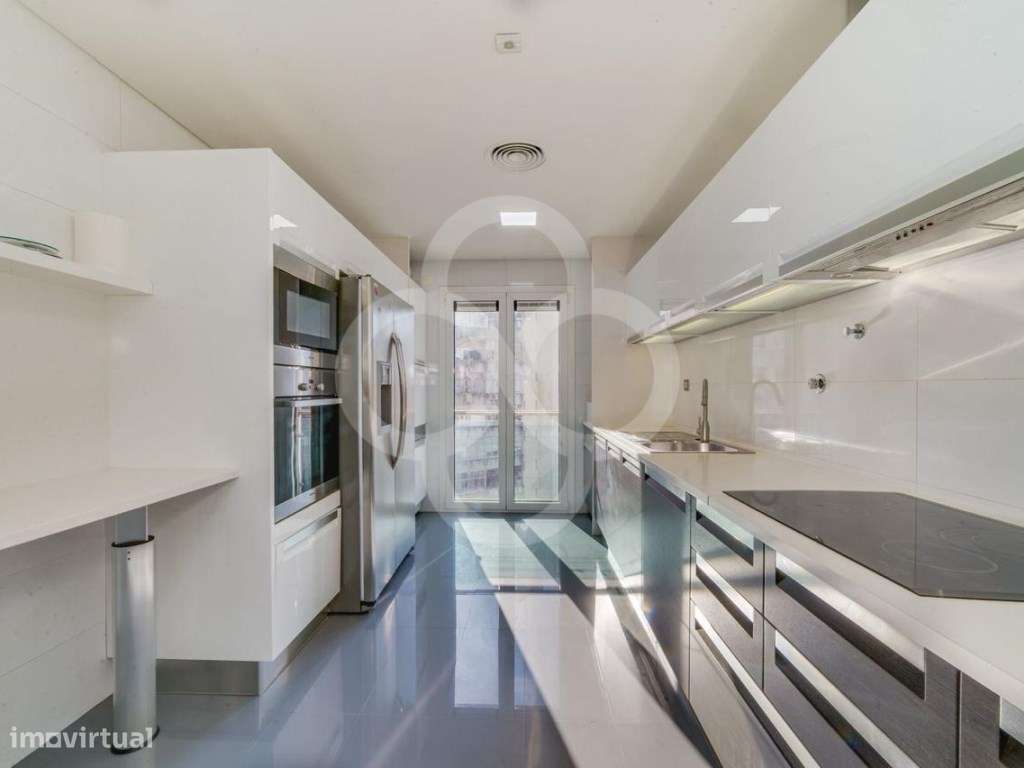 Apartamento T4 com 4 lugares de parqueamento na Avenida Marquês de ...-2