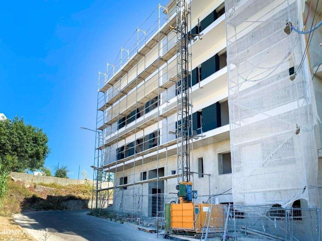 Apartamento moderno a estrear com excelente exposição solar, varanda e-19