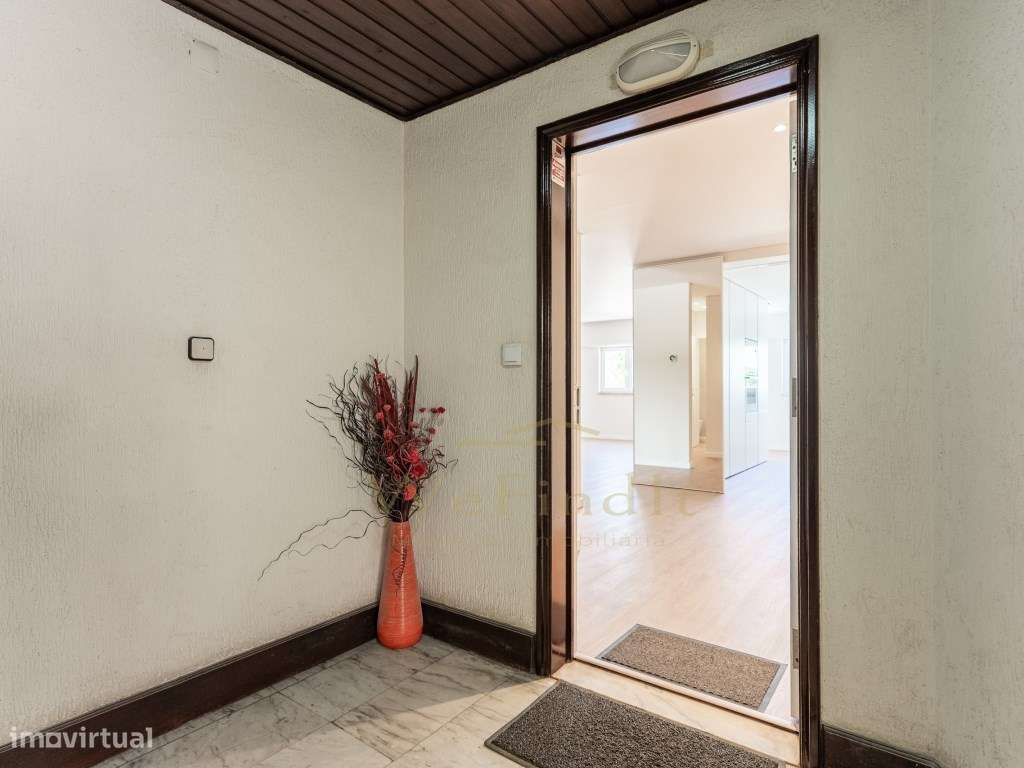 Apartamento T1 remodelado num condomínio com garagem, piscina e jar...-14