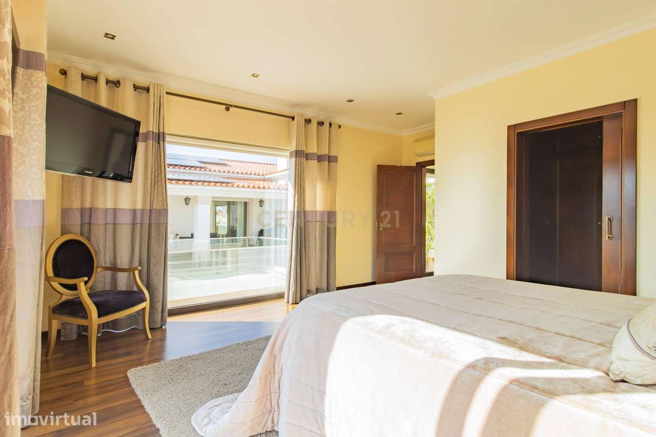 Moradia T4 com Piscina e Vista Panorâmica sobre Porto de Mós-9