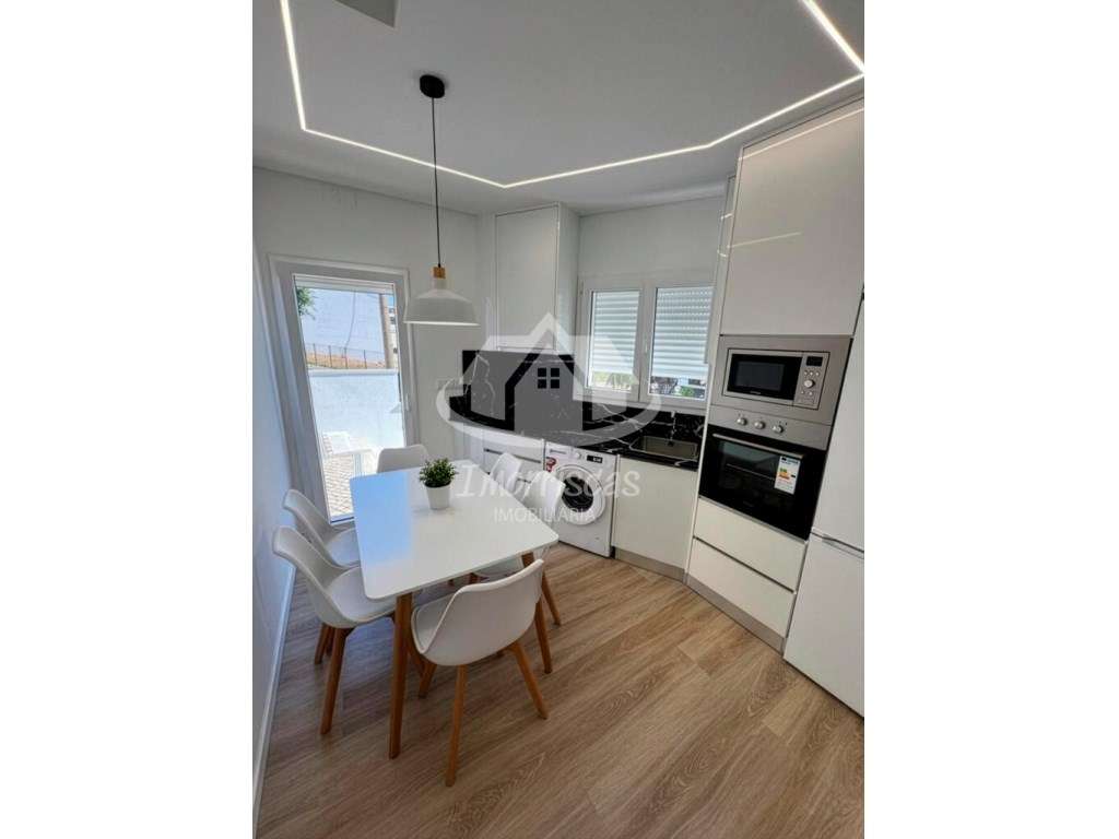 Moradia remodelada T2 com sótão, no Bairro da Castelhana em São Joã... - Grande imagem: 4/41